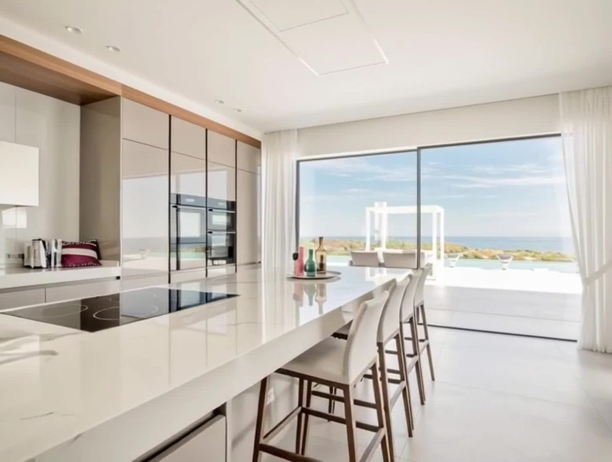 Cocina de diseño con vista al mar
