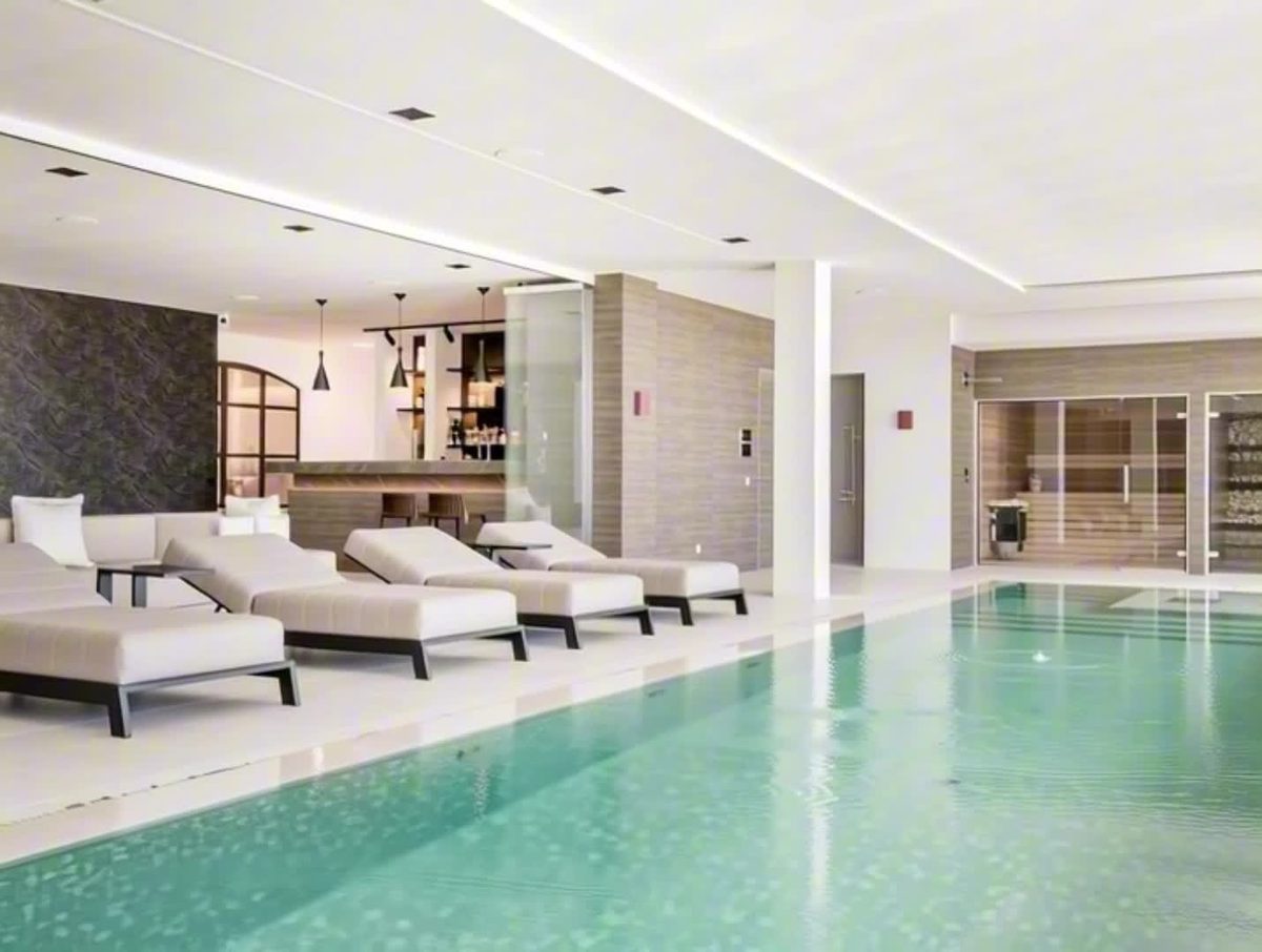Piscina interior tipo spa
